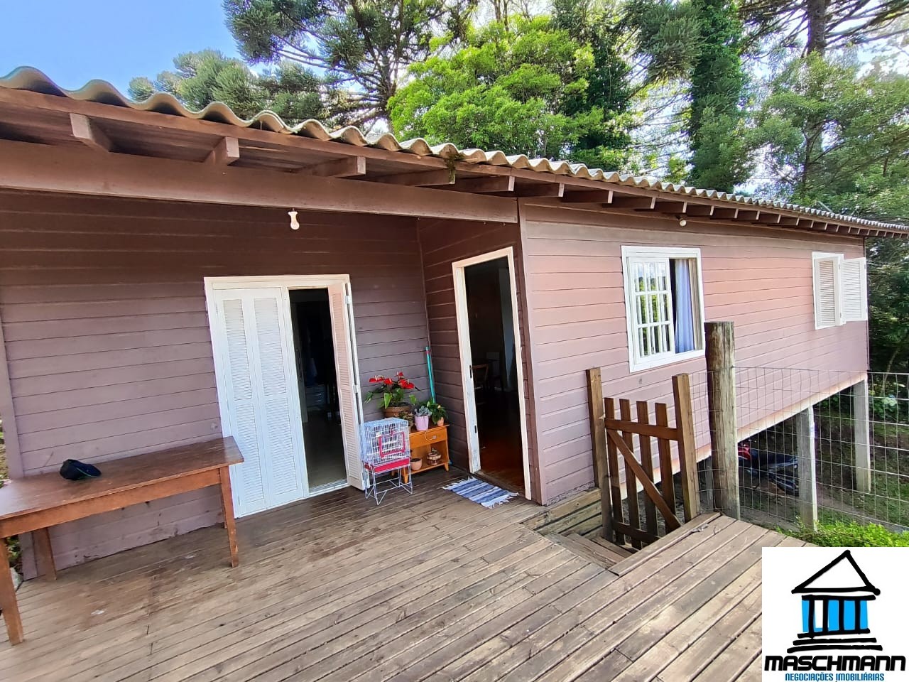 Casa com 3 dormitórios  e suíte à venda,  a apenas 5 minutos da Catedral de Canela .
