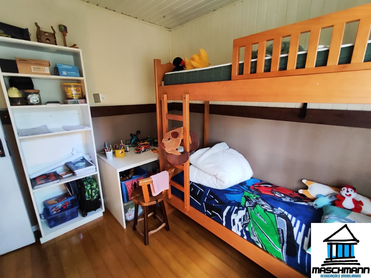 Casa com 3 dormitórios  e suíte à venda,  a apenas 5 minutos da Catedral de Canela .