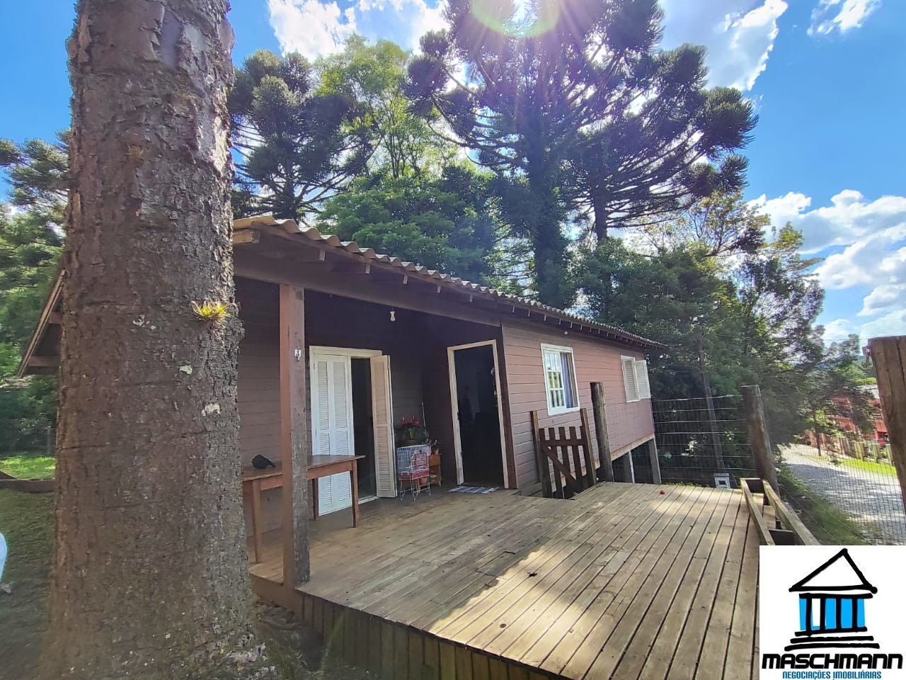 Casa com 3 dormitórios  e suíte à venda,  a apenas 5 minutos da Catedral de Canela .