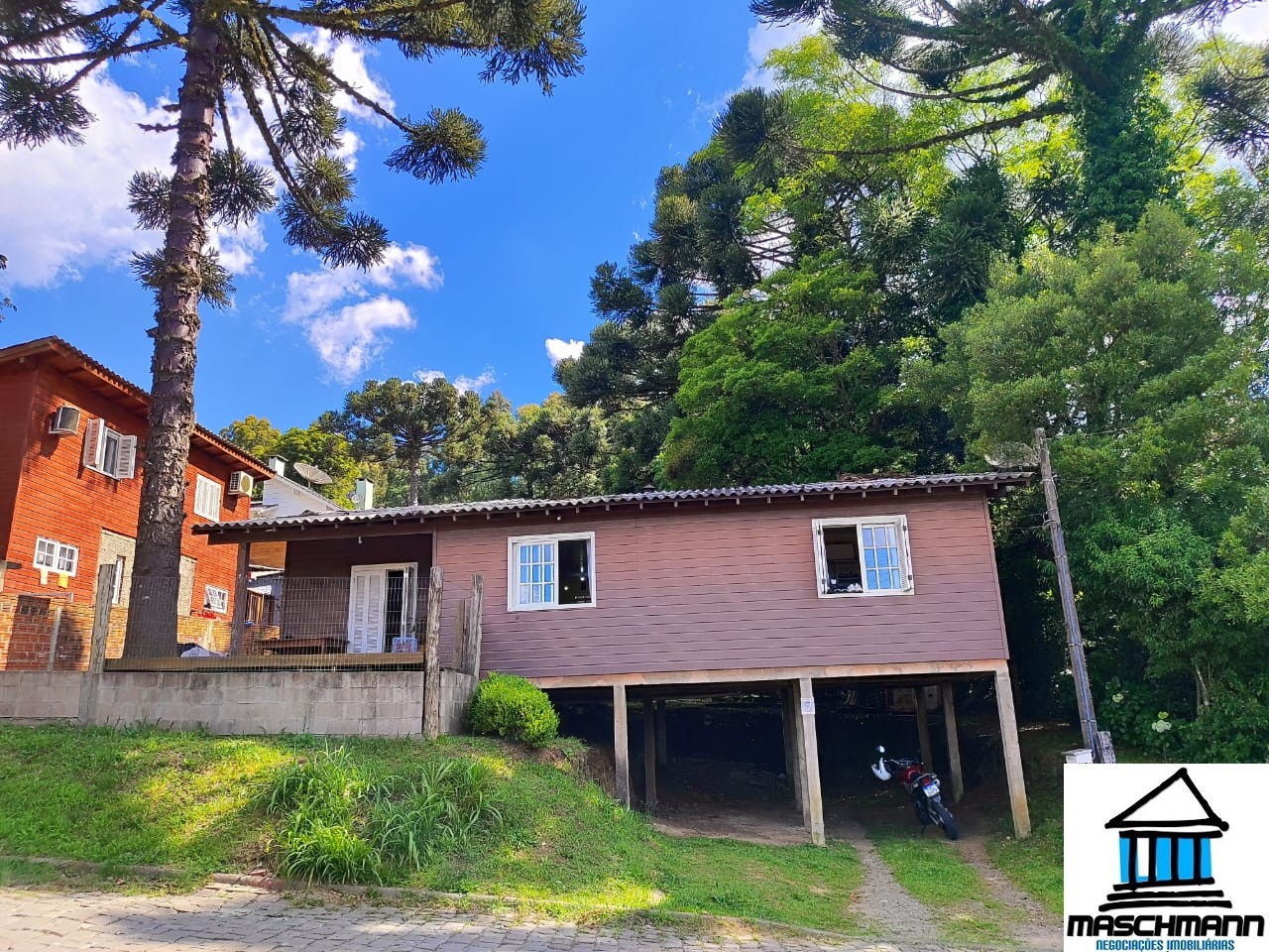 Casa com 3 dormitórios  e suíte à venda,  a apenas 5 minutos da Catedral de Canela .
