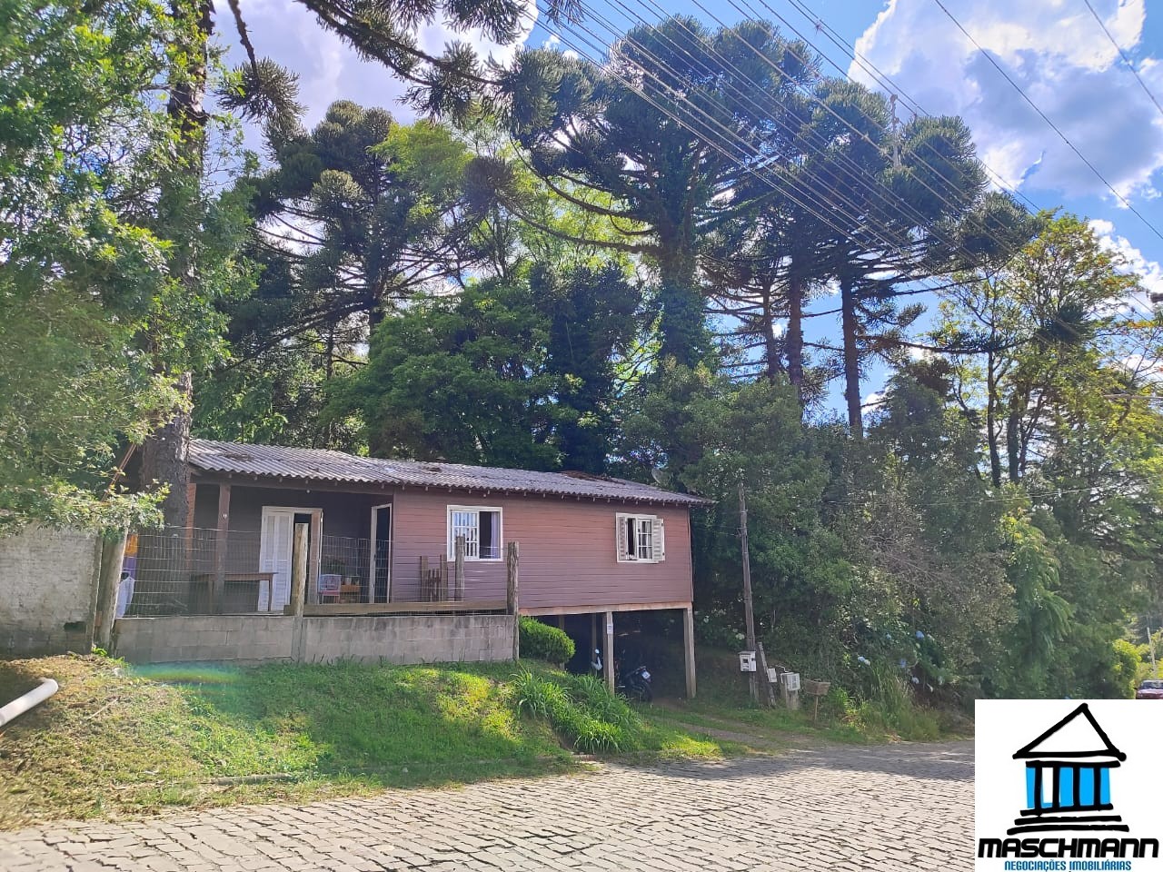 Casa com 3 dormitórios  e suíte à venda,  a apenas 5 minutos da Catedral de Canela .