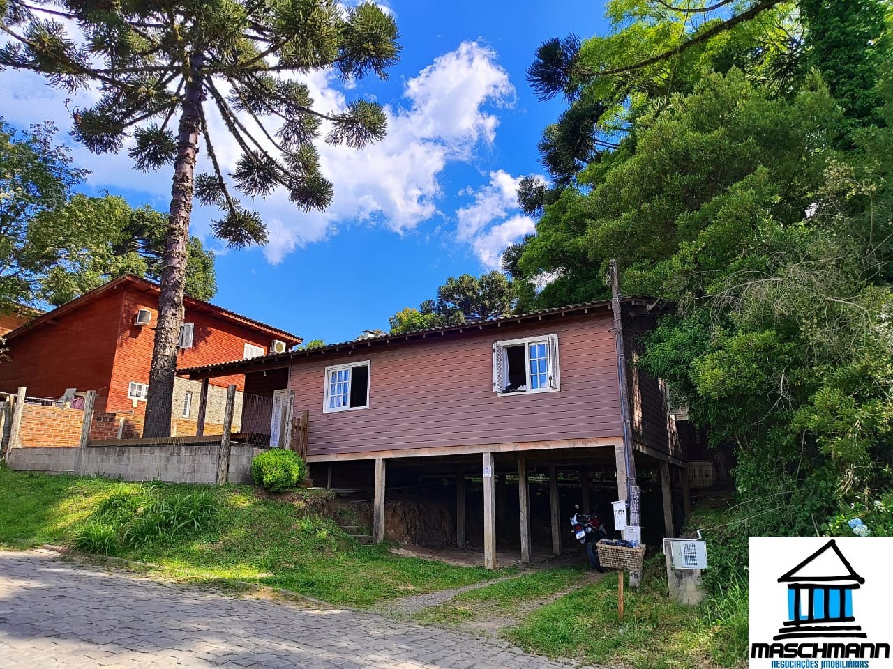 Casa com 3 dormitórios  e suíte à venda,  a apenas 5 minutos da Catedral de Canela .