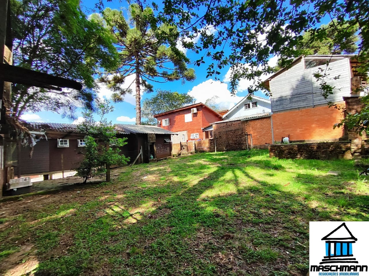Casa com 3 dormitórios  e suíte à venda,  a apenas 5 minutos da Catedral de Canela .