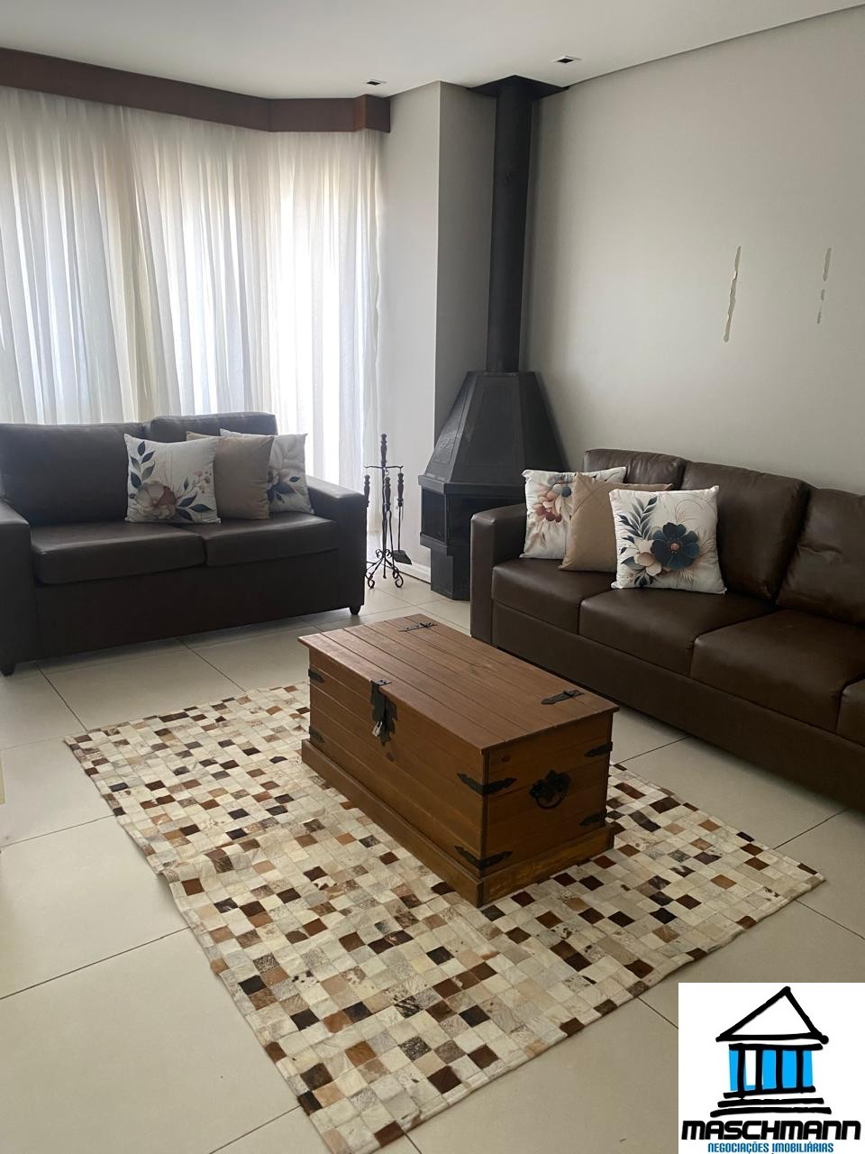 Casa de 4 suítes semi mobiliada à venda Vila Suzana- Canela