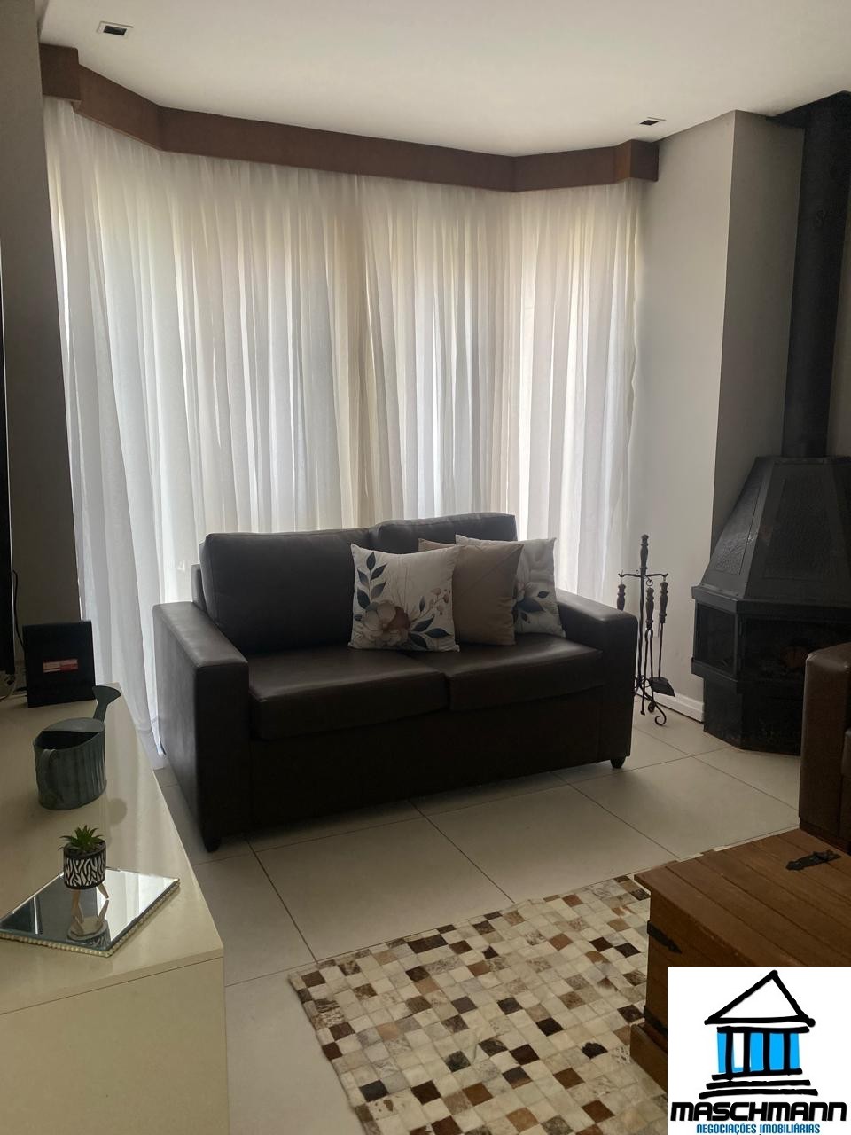 Casa de 4 suítes semi mobiliada à venda Vila Suzana- Canela