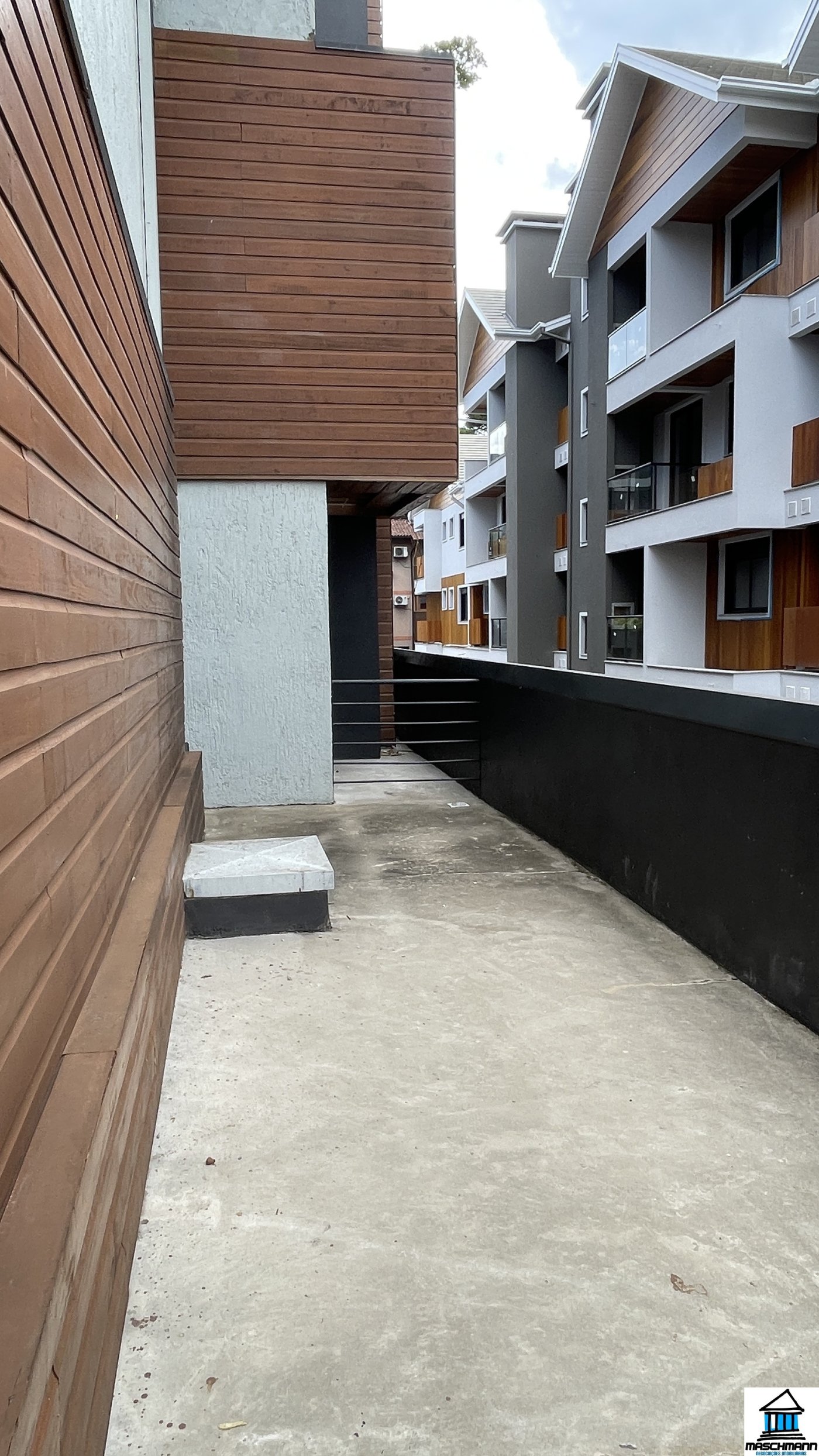 Apartamento 1 Dormitório de alto padrão mobiliado com terraço privativo e piscina, Canela-RS