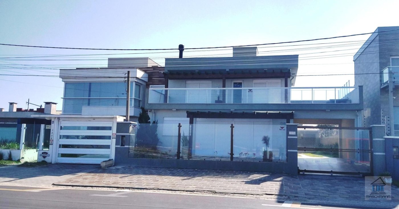 Casa 6 dormitórios à venda Centro Tramandaí, com vista para o mar.