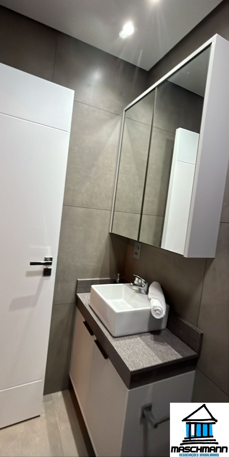 Apartamento de 2 dormitorios com suíte finamente mobiliado em Xangri-lá, RS