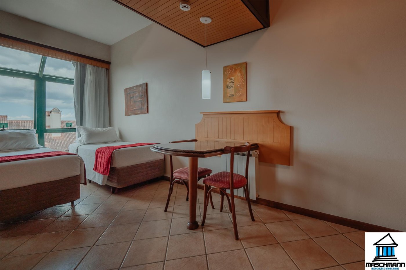 Flat, apartamento à venda mobiliado e um dos mais nobres hotéis de Gramado, RS
