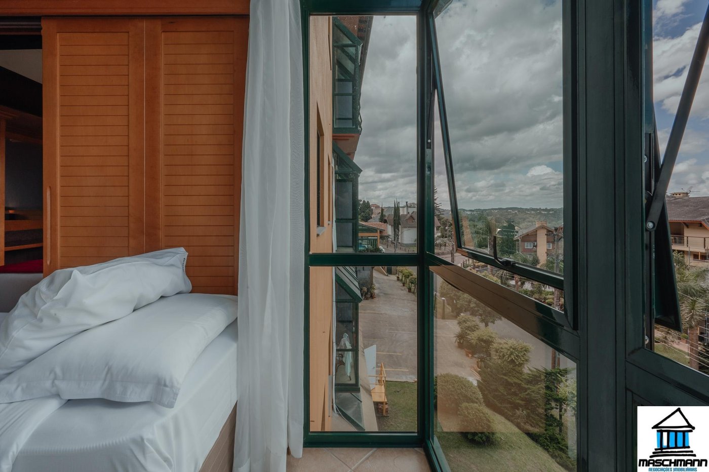 Flat, apartamento à venda mobiliado e um dos mais nobres hotéis de Gramado, RS
