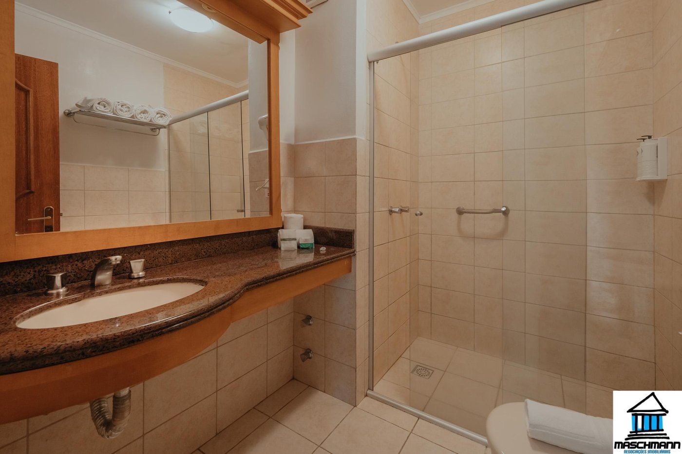 Flat, apartamento à venda mobiliado e um dos mais nobres hotéis de Gramado, RS