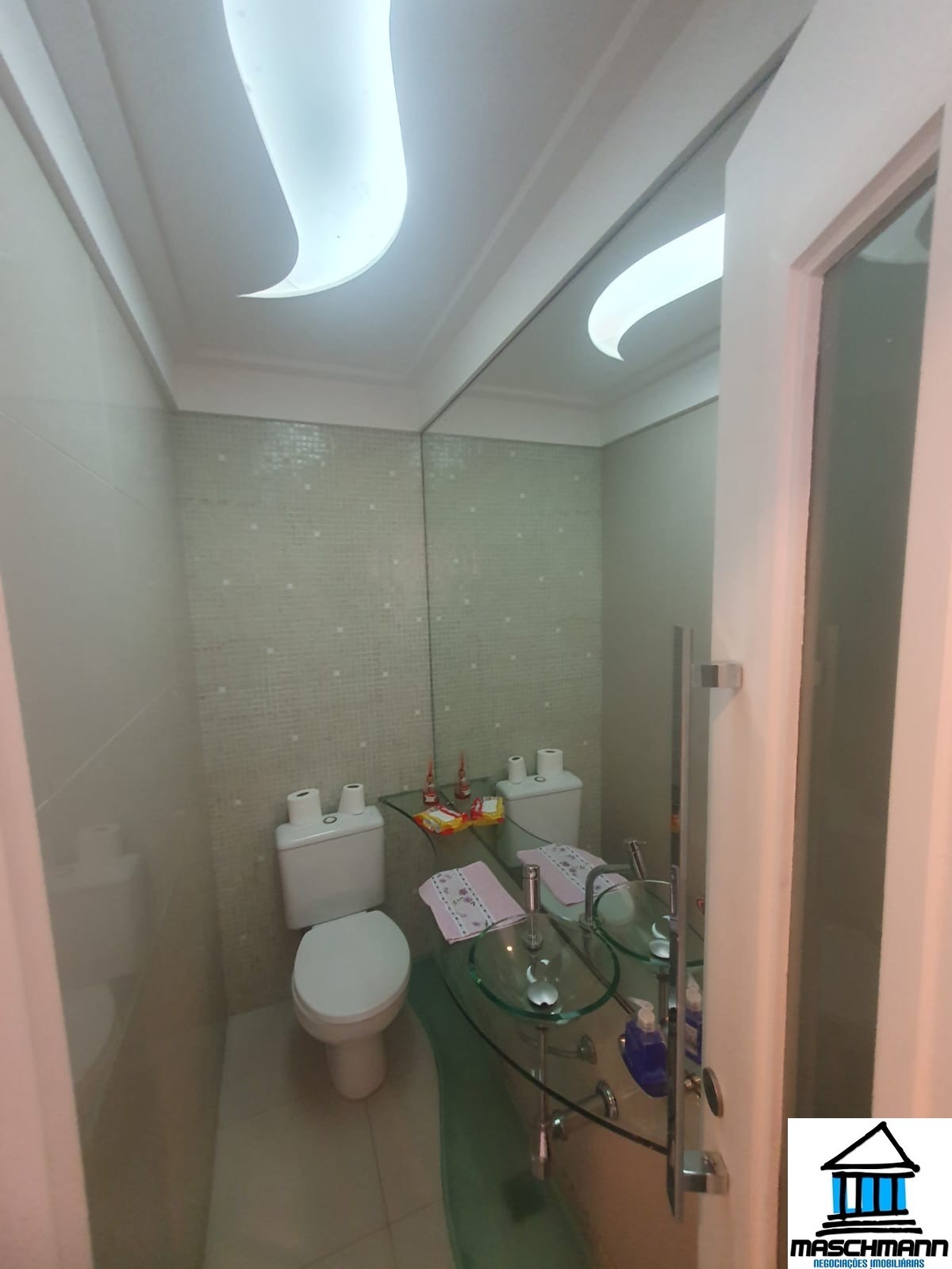 Mararvilhoso sobrado de 3 dormitórios com suíte semi mobiliado próximo ao Carrfour de Canoas
