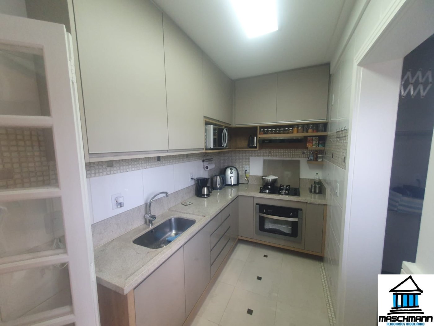Mararvilhoso sobrado de 3 dormitórios com suíte semi mobiliado próximo ao Carrfour de Canoas