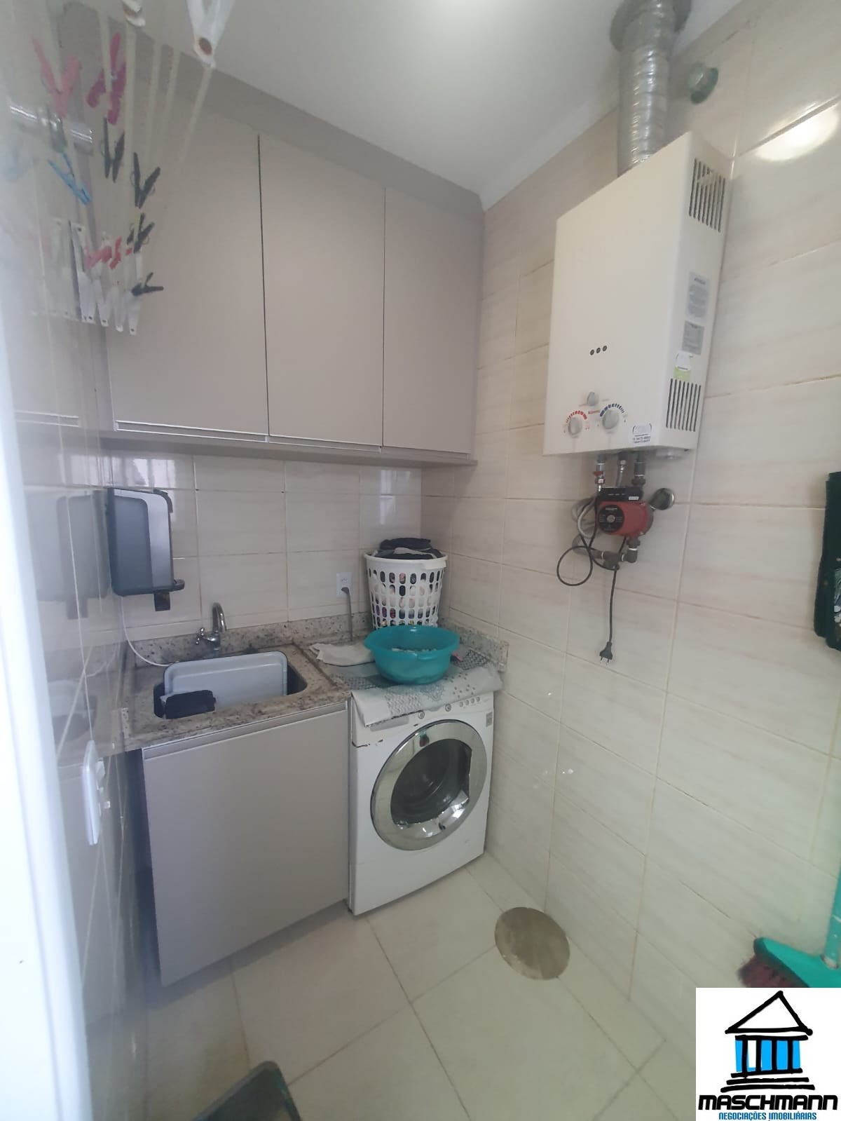 Mararvilhoso sobrado de 3 dormitórios com suíte semi mobiliado próximo ao Carrfour de Canoas