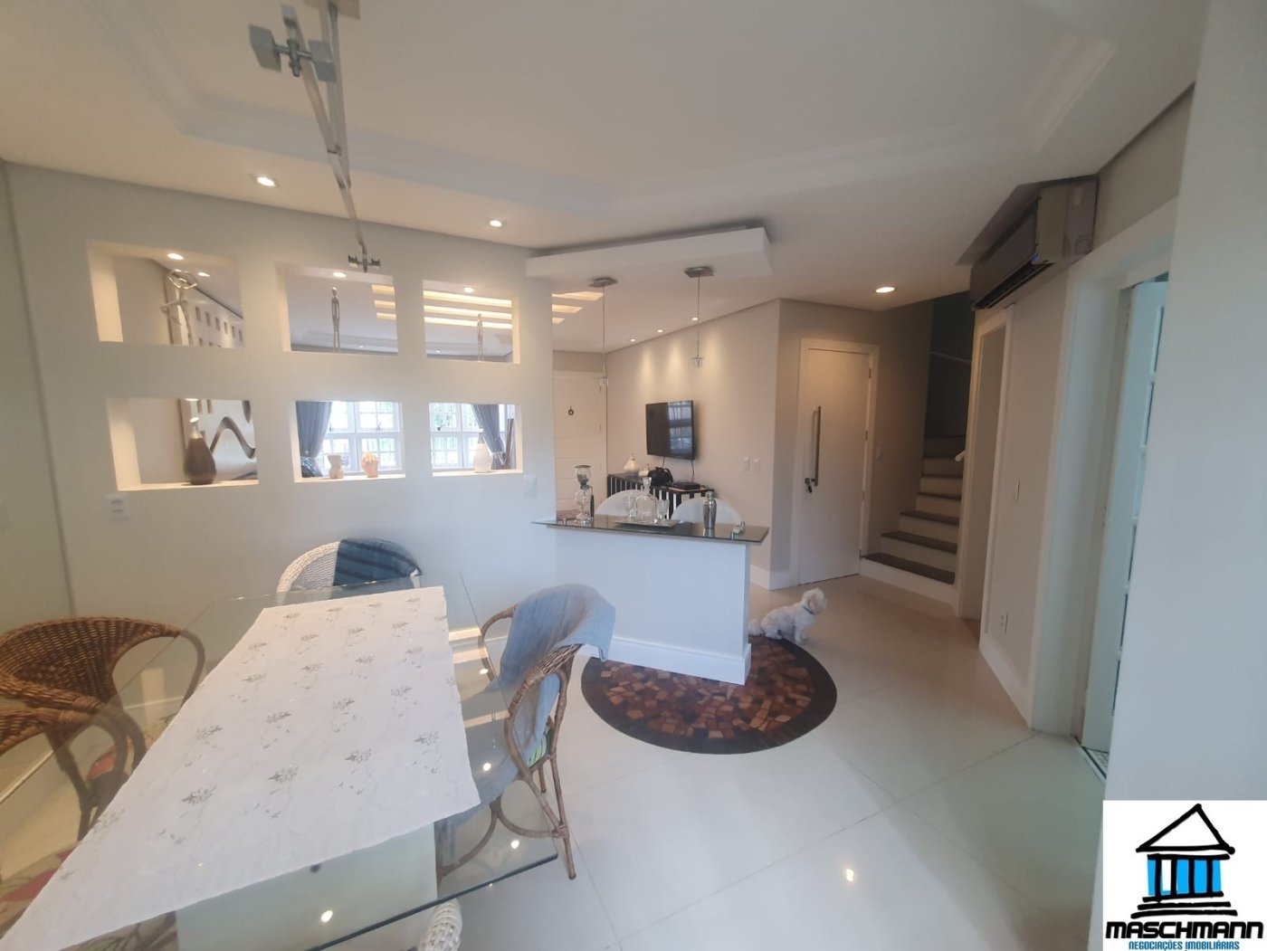 Mararvilhoso sobrado de 3 dormitórios com suíte semi mobiliado próximo ao Carrfour de Canoas