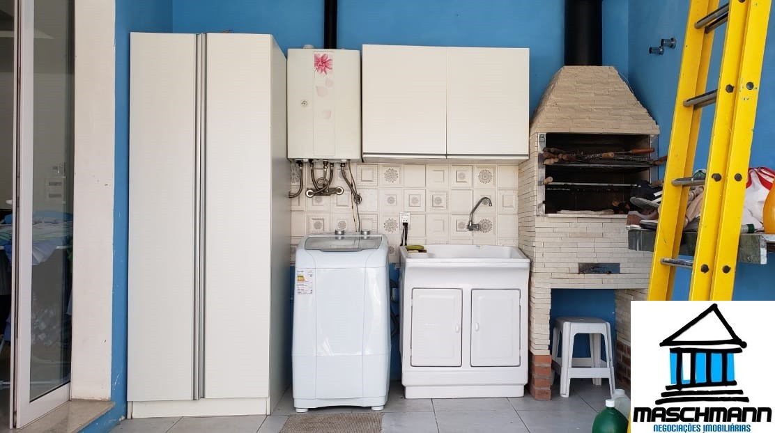 Sobradao mobiliado de 3 dormitórios com suíte em excelente localização de Canoas