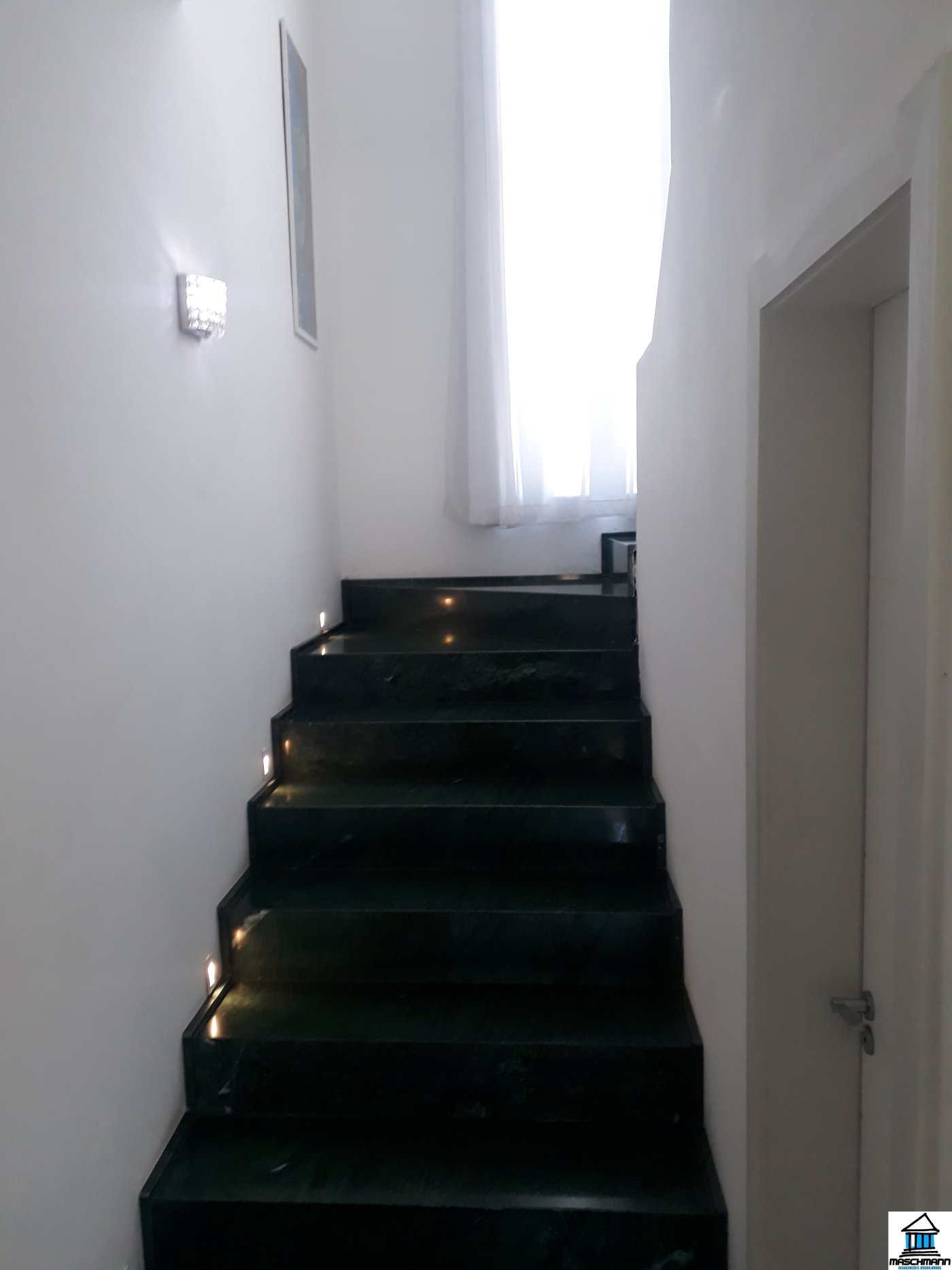 Sobradao mobiliado de 3 dormitórios com suíte em excelente localização de Canoas