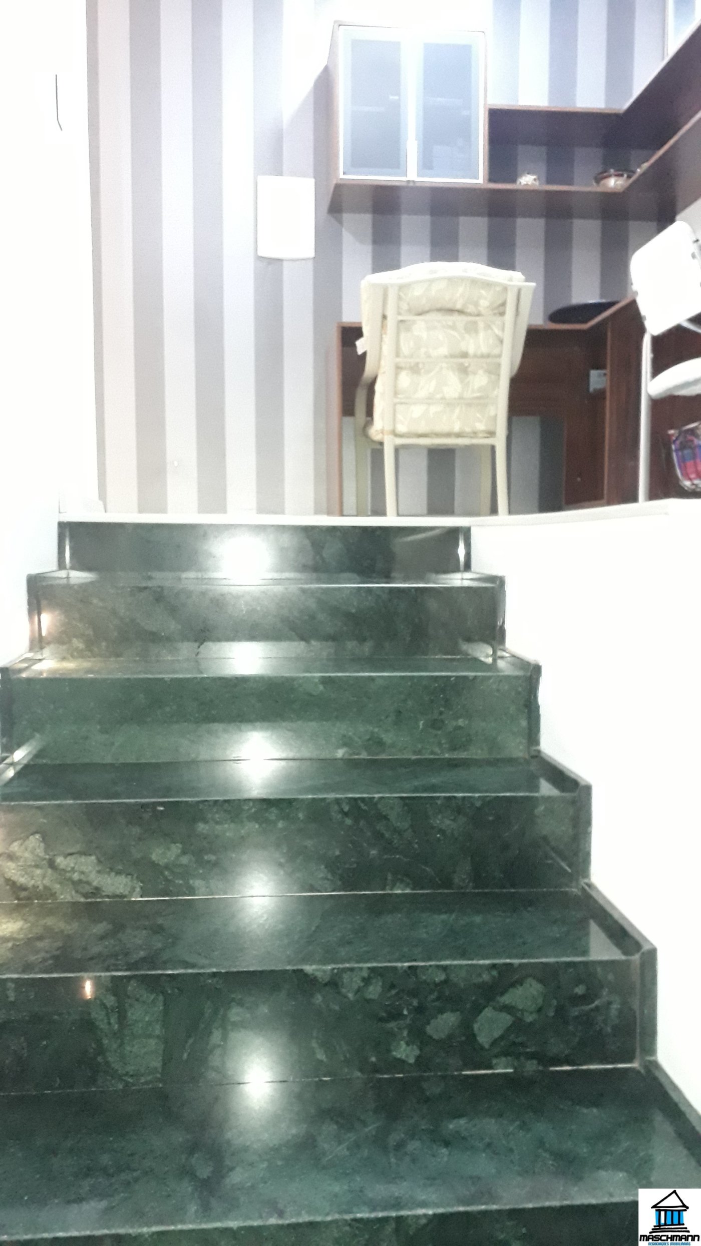 Sobradao mobiliado de 3 dormitórios com suíte em excelente localização de Canoas