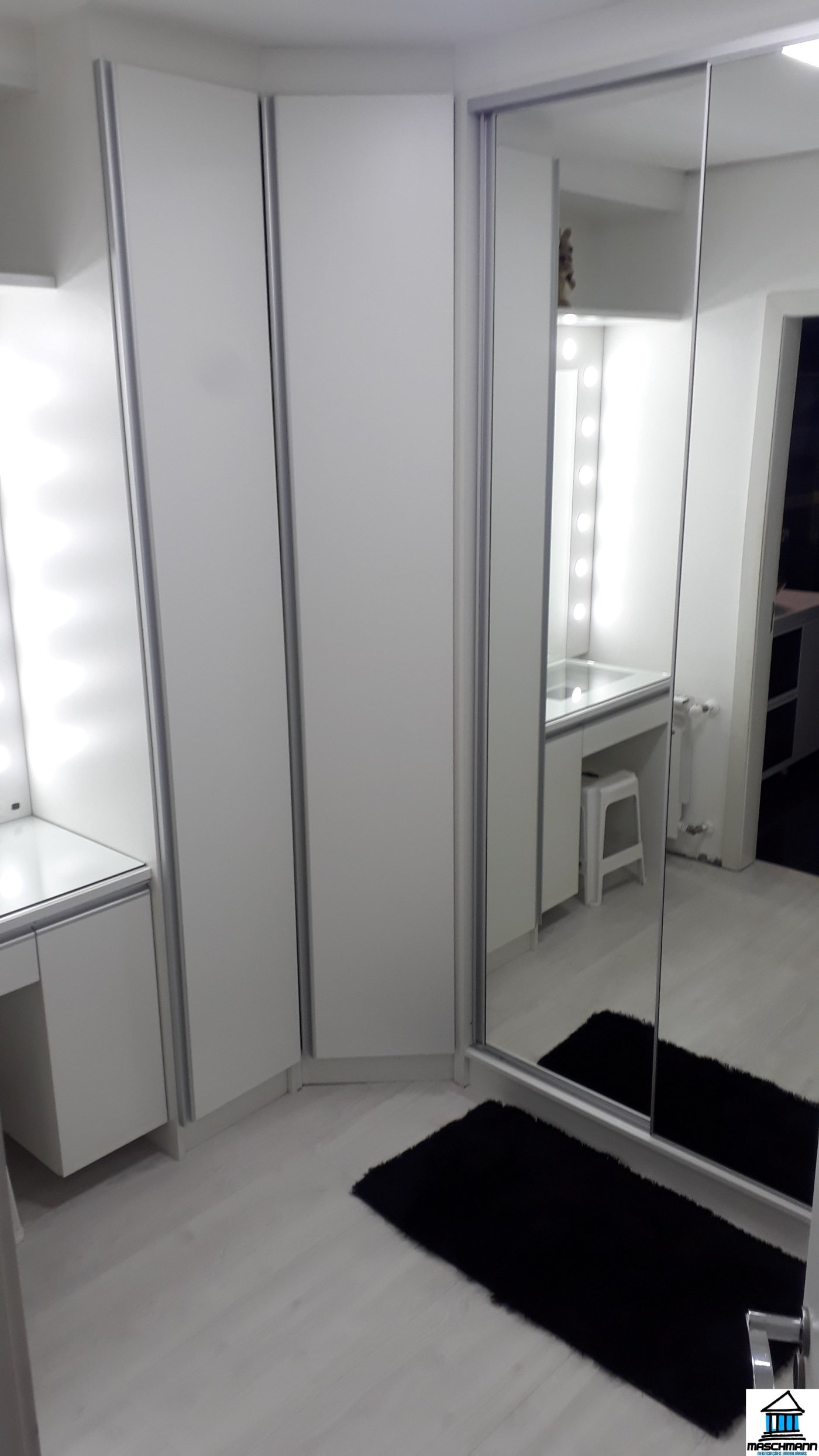 Sobradao mobiliado de 3 dormitórios com suíte em excelente localização de Canoas