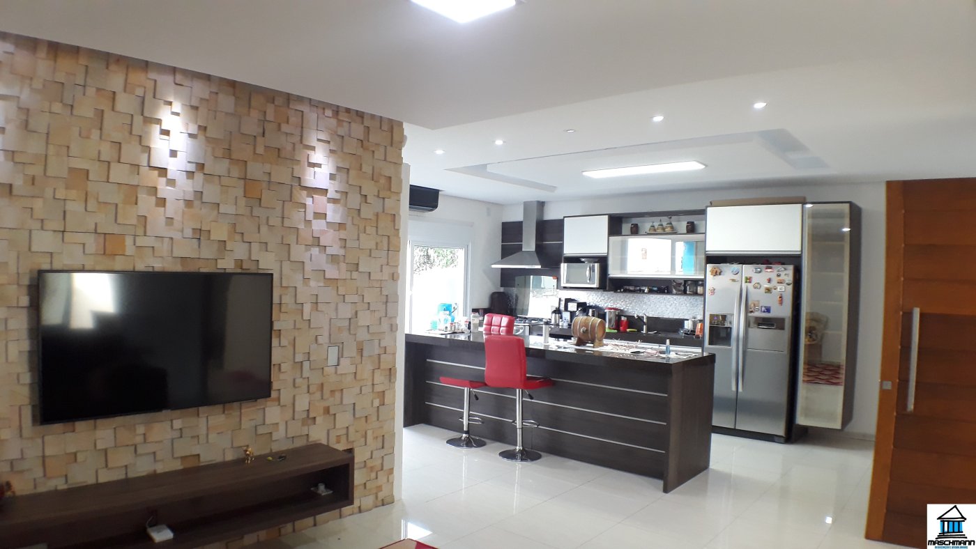Sobradao mobiliado de 3 dormitórios com suíte em excelente localização de Canoas