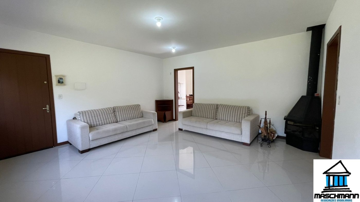 Apartamento amplo e mobiiado de 3 dormitórios com suíte à venda em Canela, RS