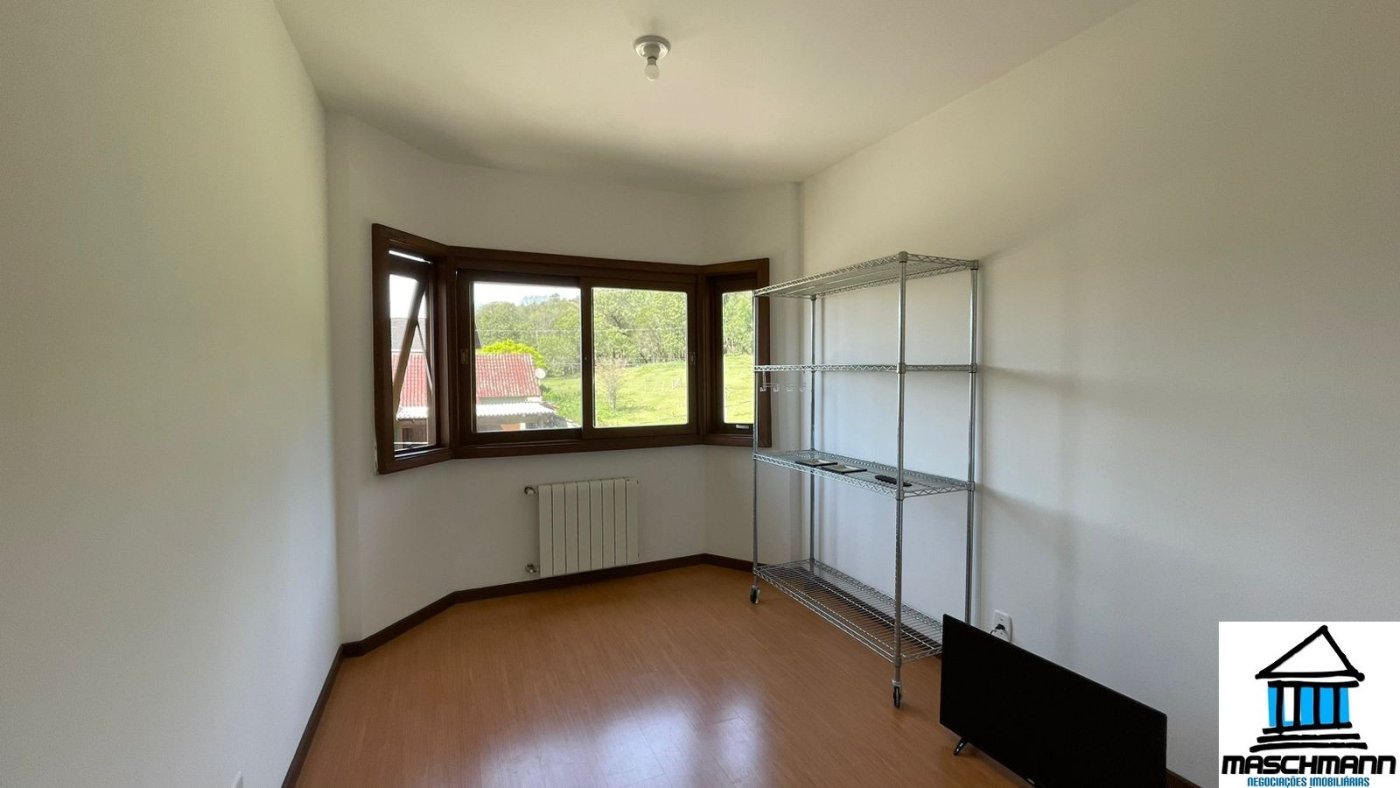 Apartamento amplo e mobiiado de 3 dormitórios com suíte à venda em Canela, RS