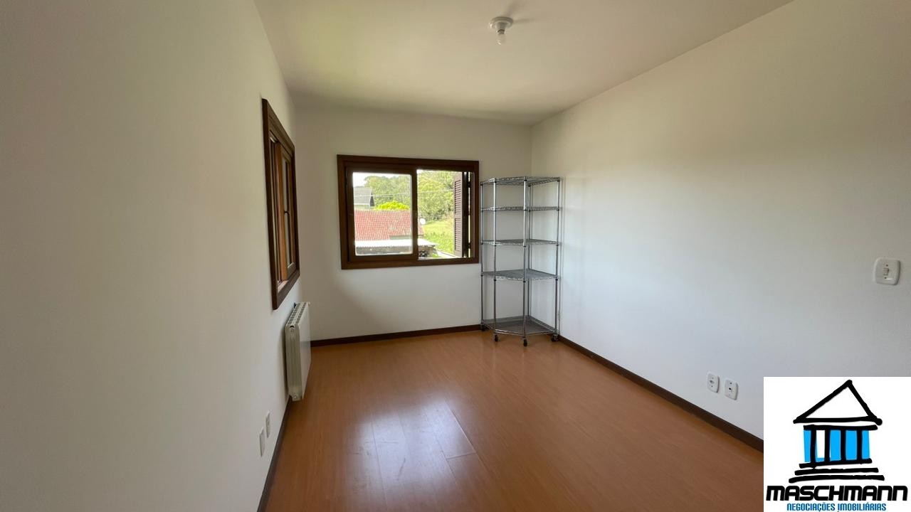 Apartamento amplo e mobiiado de 3 dormitórios com suíte à venda em Canela, RS