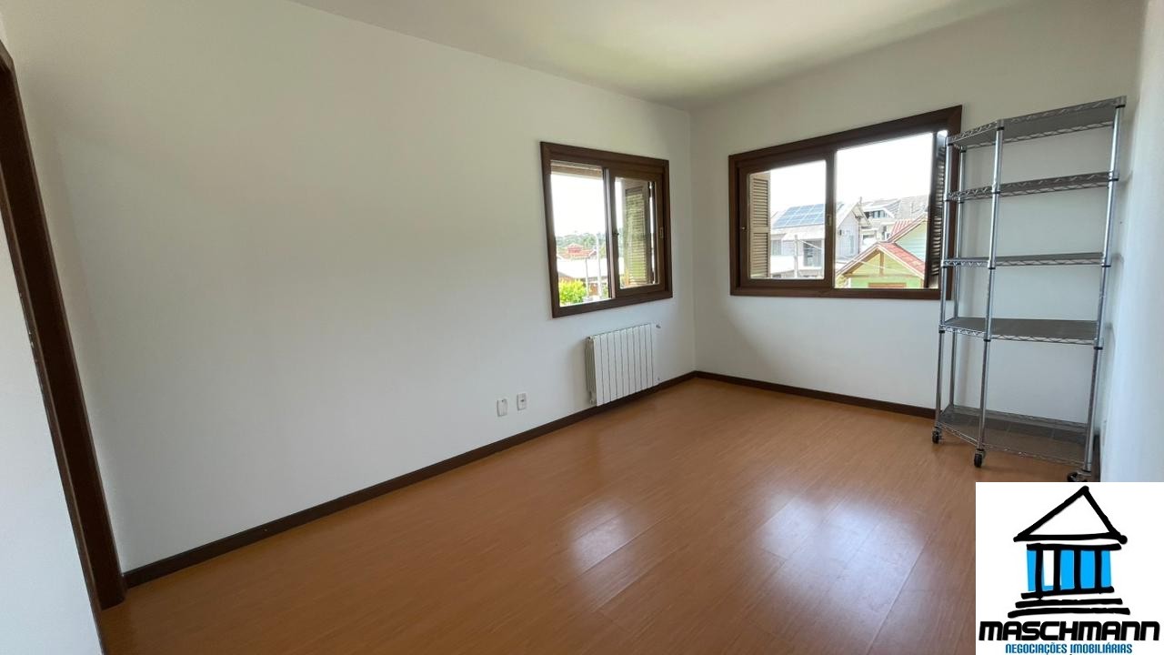 Apartamento amplo e mobiiado de 3 dormitórios com suíte à venda em Canela, RS