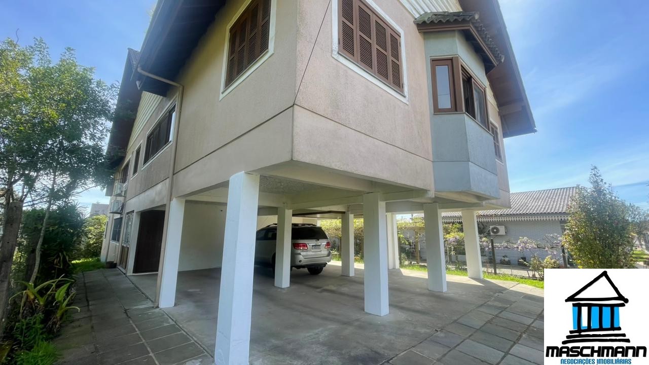 Apartamento amplo e mobiiado de 3 dormitórios com suíte à venda em Canela, RS