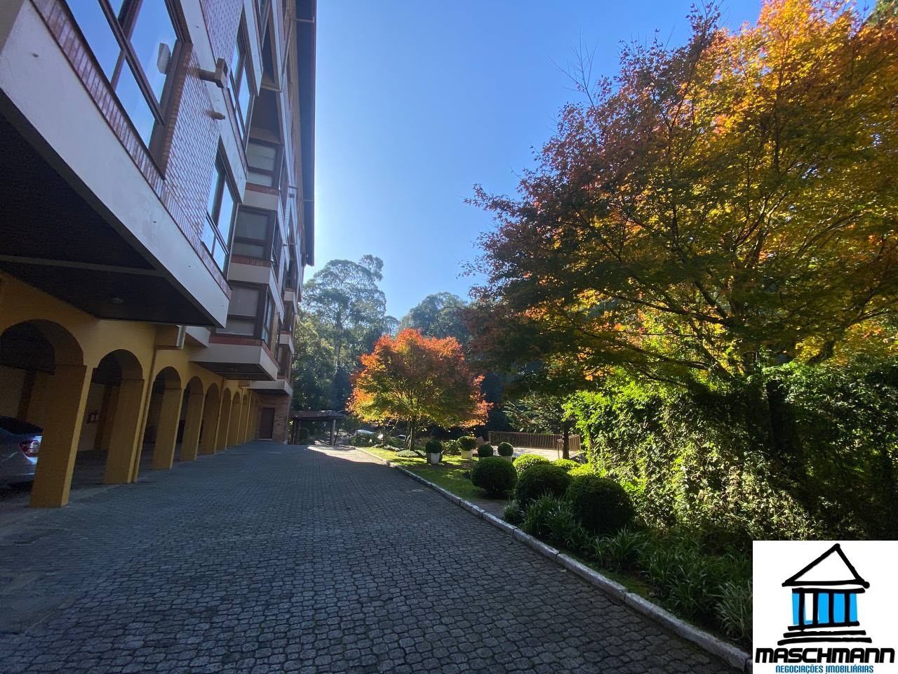 Exclusividade no Centro de Gramado! 1 Dormitório Mobiliado com Garagem ao Lado da Rua Coberta