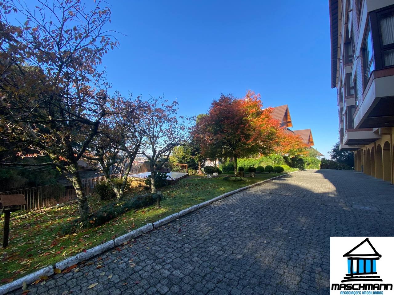 Exclusividade no Centro de Gramado! 1 Dormitório Mobiliado com Garagem ao Lado da Rua Coberta