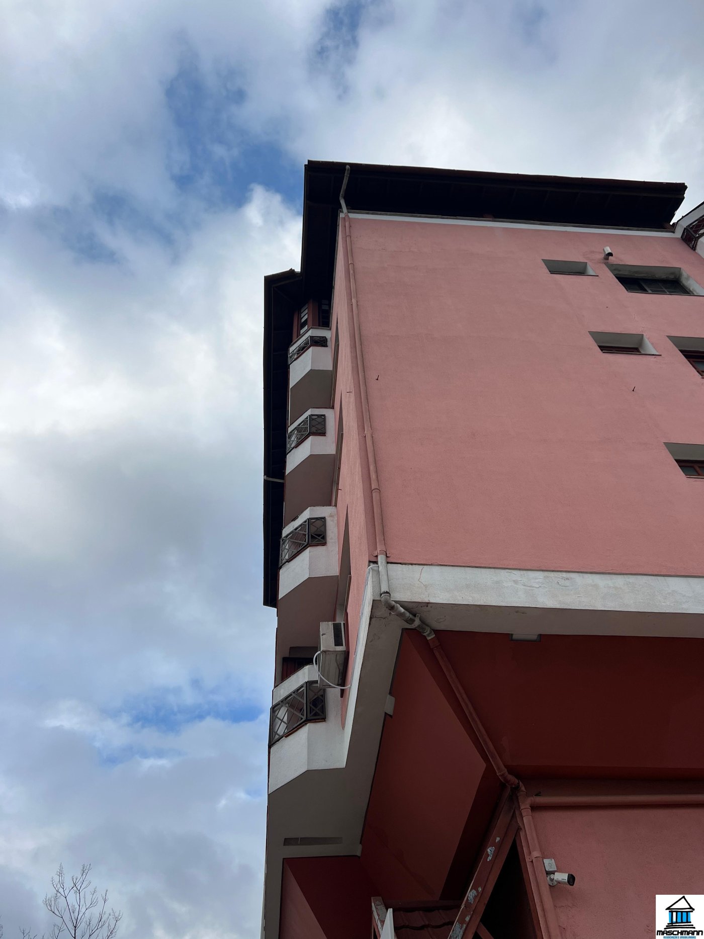 Apartamento Mobiliado com Lareira e Vista para a Catedral de Pedra no Centro de Canela 
