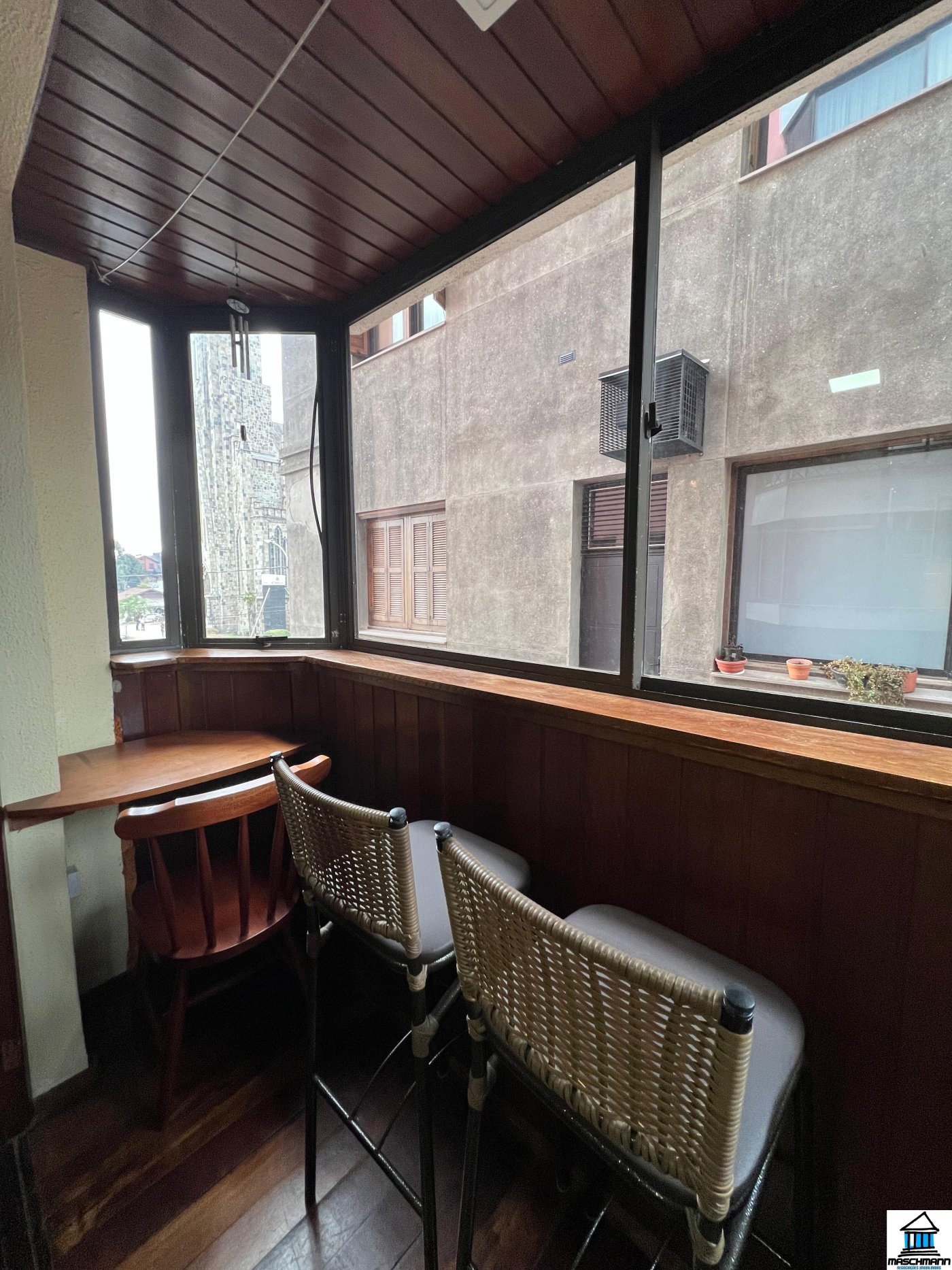 Apartamento Mobiliado com Lareira e Vista para a Catedral de Pedra no Centro de Canela 